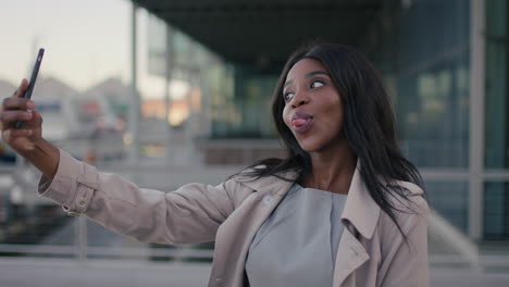 Afroamerikanische-Frau-Porträtiert-Geschäftsführerin,-Die-Ein-Selfie-In-Der-Stadt-Macht