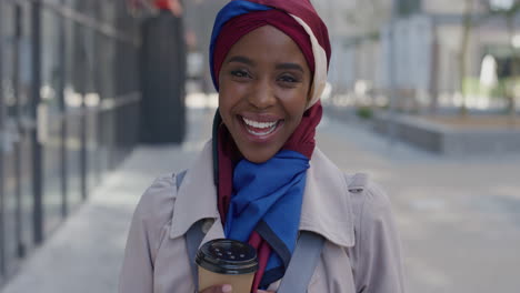Porträt-Einer-Jungen,-Glücklichen-Afroamerikanischen-Geschäftsfrau,-Die-Lacht-Und-Einen-Erfolgreichen-Urbanen-Lebensstil-Genießt.-Schöne-Schwarze-Muslimische-Frau-Mit-Traditionellem-Hijab-Kopftuch-In-Der-Stadt
