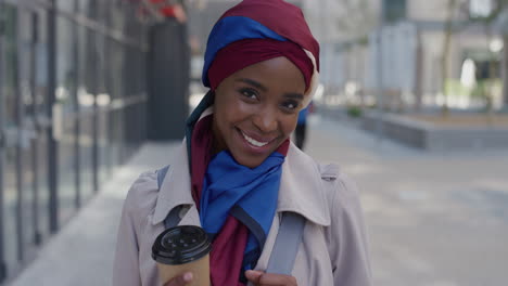 Porträt-Einer-Schüchternen-Jungen-Afroamerikanischen-Frau,-Die-Lacht-Und-Einen-Erfolgreichen-Urbanen-Lebensstil-Genießt.-Schöne-Schwarze-Muslimische-Frau-Mit-Traditionellem-Hijab-Kopftuch-In-Der-Stadt,-Die-Kaffee-Hält