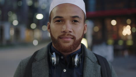 Nahaufnahme-Eines-Porträts-Eines-Jungen-Muslimischen-Unternehmers,-Der-Selbstbewusst-Und-Nachdenklich-In-Die-Kamera-Schaut,-Während-Er-Am-Abend-In-Der-Stadt-Pendelt