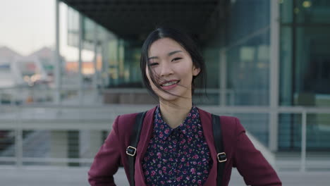 Porträt-Einer-Optimistischen-Asiatischen-Praktikantin,-Die-Glücklich-In-Der-Stadt-Posiert