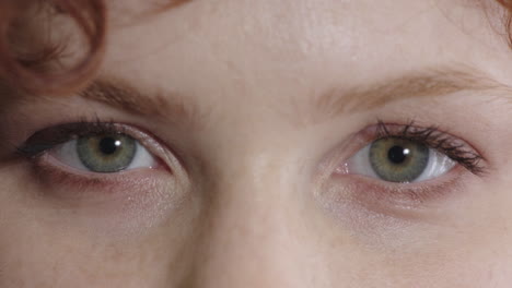 Nahaufnahme-Einer-Frau,-Schöne-Blaue-Augen,-Die-Sich-öffnen-Und-In-Die-Kamera-Schauen,-Blinkender-Roter-Kopf,-Weibliche-Sehkraft,-Schönheit