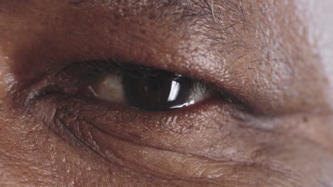 Nahaufnahme-Eines-älteren-Schwarzen-Mannes,-Der-Glücklich-In-Die-Kamera-Schaut,-Gesundes-Sehvermögen