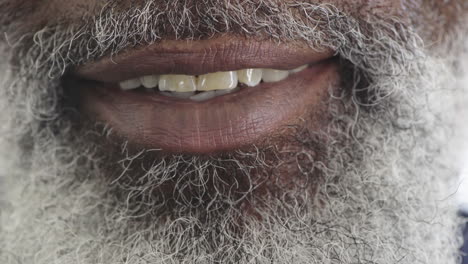 Nahaufnahme-Des-Mundes-Eines-Afroamerikanischen-Mannes,-Lächelnd,-Fröhliche-Zähne-Mit-Bart,-Gesichtsbehaarung,-Zahngesundheitskonzept