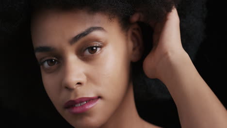 Nahaufnahme-Eines-Porträts-Einer-Attraktiven-Afroamerikanischen-Frau,-Die-Ihr-Gesicht-Mit-Den-Händen-Berührt,-Einen-Glatten,-Gesunden-Teint-Streichelt-Und-Die-Perfekte-Natürliche-Schönheit-Genießt,-Funky-Afro-Auf-Schwarzem-Hintergrund