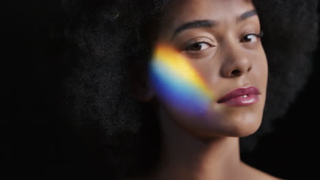Nahaufnahme-Eines-Regenbogenporträts,-Attraktive-Afroamerikanische-Frau-Mit-Afro,-Die-Einen-Glatten,-Gesunden-Teint-Genießt-Und-Selbstbewusst-Aussieht,-Natürliche-Schönheit,-Mehrfarbiges-Licht-Auf-Schwarzem-Hintergrund,-Hautpflegekonzept