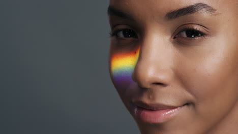 Nahaufnahme-Eines-Mehrfarbigen-Porträts-Einer-Schönen-Afroamerikanischen-Frau-Mit-Buntem-Licht,-Das-Sich-Auf-Glatter,-Gesunder-Haut-Spiegelt.-Attraktive-Frau,-Die-Selbstbewusst-Lächelt.-LGBT-Konzept