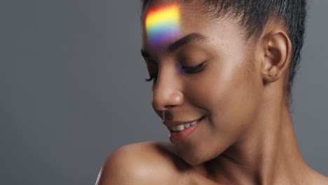 Mehrfarbiges-Porträt-Einer-Schönen-Afroamerikanischen-Frau-Mit-Buntem-Licht,-Das-Auf-Nackter-Haut-Reflektiert-Wird-Und-Ein-Hautpflegekonzept-Mit-Gesundem-Teint-Sieht