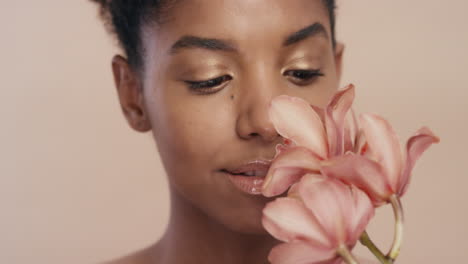 Schönheitsporträt-Einer-Schönen-Afroamerikanerin,-Die-Spielerisch-Mit-Einer-Orchideenblüte-Posiert-Und-Einen-Gesunden-Teint-Berührt,-Der-Den-Sanften-Duft-Des-Hautpflegekonzepts-Mit-Natürlicher-Essenz-Genießt