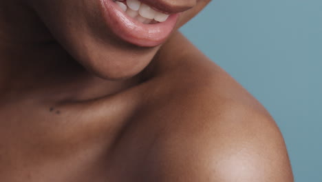 Nahaufnahme-Eines-Schönheitsporträts-Einer-Schönen-Afrikanisch-amerikanischen-Frau,-Die-Federn-Bläst,-Auf-Glatte-Haut-Fällt-Und-Nackte-Schultern-Berührt,-Weiche,-Natürliche-Hautpflege,-Die-Sanft-Den-Körper-In-Zeitlupe-Streichelt