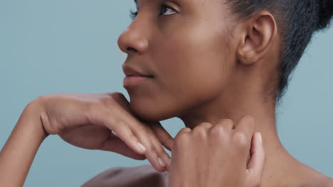 Nahaufnahme-Eines-Schönheitsporträts-Einer-Attraktiven-Afroamerikanischen-Frau,-Die-Gesichtsfedern-Berührt,-Die-Auf-Weiche-Haut-Fallen,-Natürliche-Hautpflege-Und-Sanft-Einen-Gesunden-Teint-In-Zeitlupe-Streichelt