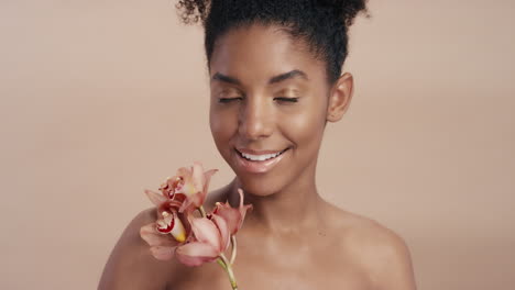 Schönheitsporträt-Einer-Schönen-Afroamerikanerin,-Die-Spielerisch-Mit-Einer-Orchideenblüte-Posiert-Und-Einen-Gesunden-Teint-Berührt,-Der-Den-Sanften-Duft-Des-Hautpflegekonzepts-Mit-Natürlicher-Essenz-Genießt