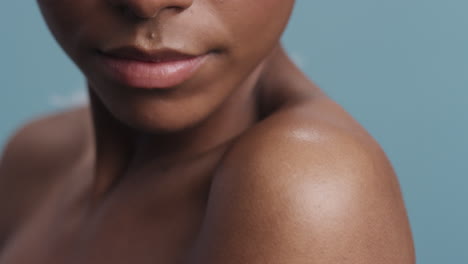 Nahaufnahme-Eines-Schönheitsporträts-Einer-Schönen-Afroamerikanischen-Frau-Mit-Federn,-Die-Auf-Glatte-Haut-Fallen-Und-Nackte-Schultern-Berühren,-Weiche,-Natürliche-Hautpflege,-Die-Sanft-Den-Körper-In-Zeitlupe-Streichelt