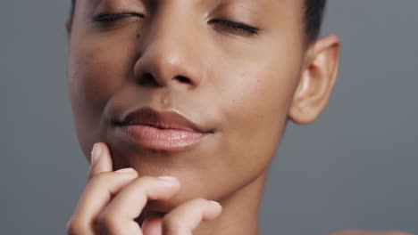 Nahaufnahme-Eines-Porträts-Einer-Wunderschönen-Afroamerikanischen-Frau,-Die-Sanft-Ihr-Gesicht-Mit-Den-Händen-Berührt-Und-Einen-Glatten,-Gesunden-Teint-Genießt.-Natürliches,-Feminines-Schönheits-Hautpflegekonzept