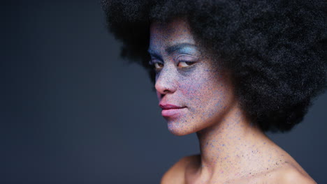 Porträt-Einer-Schönen-Afroamerikanerin-Mit-Exotischer-Gesichtsbemalung,-Körperkunst,-Geheimnisvoller-Frau-Mit-Buntem-Make-up,-Blinkendes-Licht-Im-Dunklen-Hintergrund,-Kreatives-Ausdruckskonzept