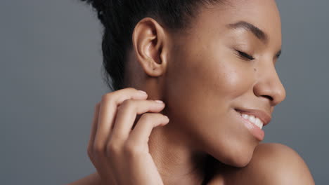 Nahaufnahme-Eines-Porträts-Einer-Wunderschönen-Afroamerikanischen-Frau,-Die-Sanft-Ihr-Gesicht-Mit-Den-Händen-Berührt-Und-Einen-Glatten,-Gesunden-Teint-Genießt.-Natürliches,-Feminines-Schönheits-Hautpflegekonzept