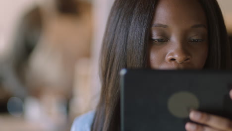 Nahaufnahme-Einer-Jungen-Afroamerikanischen-Frau,-Die-Im-Café-Einen-Digitalen-Tablet-Computer-Nutzt,-Kaffee-Trinkt-Und-Entspannt-Online-Unterhaltung-Ansieht-Und-Soziale-Medien-Auf-Einem-Tragbaren-Gerät-Liest