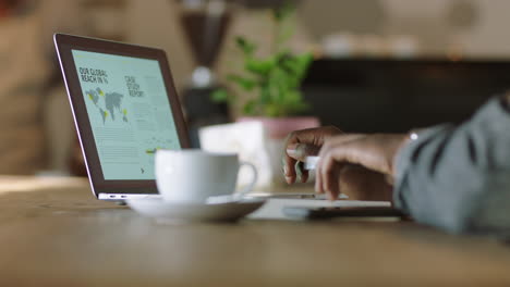 Afroamerikanischer-Geschäftsmann-Benutzt-Laptop-Computer-Im-Café,-Trinkt-Kaffee-Und-Tippt-Dokumente,-Arbeitet-Online-Und-Sendet-E-Mails.-Unabhängiger-Unternehmer-Genießt-Entspannten-Morgen-Beim-Networking-Aus-Nächster-Nähe
