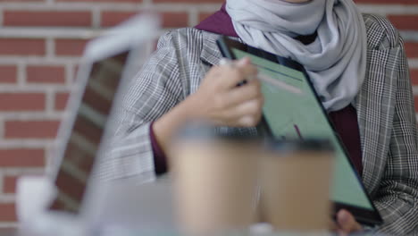 Nahaufnahme-Der-Hände-Einer-Muslimischen-Geschäftsfrau,-Die-Einen-Tablet-Computer-Verwendet-Und-Kreative-Ideen-Austauscht,-Ein-Projekt-Präsentiert,-Das-Kollegen-Im-Büro-Zeigt,-Die-Ein-Vielfältiges-Team-Treffen,-Das-Zusammenarbeitet,-Brainstorming-Planungsstrategie