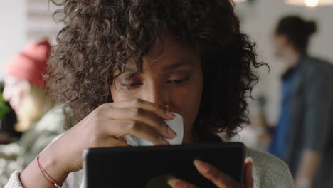 Schöne-Afroamerikanische-Frau,-Die-Im-Café-Einen-Digitalen-Tablet-Computer-Benutzt,-Kaffee-Trinkt-Und-Online-Unterhaltung-Genießt-Und-Soziale-Medien-Auf-Einem-Mobilen-Gerät-Liest