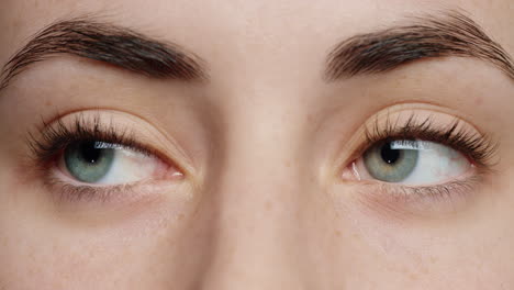 Nahaufnahme-Blaue-Augen-Blinken-Schöne-Frau-Natürliche-Farbe-Gesundes-Sehvermögen-Konzept