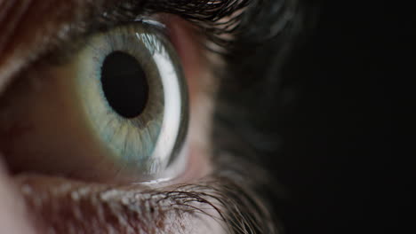 Nahaufnahme-Eines-Makro-Augenöffnens-Mit-Blinkender-Lichtreflexion-Auf-Der-Schönheit-Der-Iris