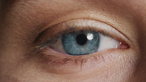 Makroschönheit-Menschliches-Auge-öffnend-Blinkend-Schöne-Blaue-Iris-Aus-Nächster-Nähe