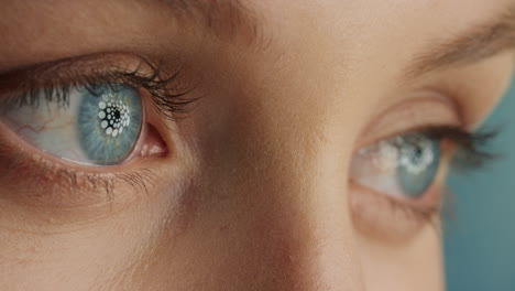 Nahaufnahme-Schöner-Blauer-Augen,-Die-Sich-öffnen-Und-Mit-Licht-Blinken,-Das-Auf-Dem-Iris-Makro-Reflektiert.-Konzept-Für-Gesunde-Sehkraftchirurgie