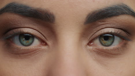 Nahaufnahme-Schöner-Blauer-Augen,-Die-Eine-Frau-Mit-Make-up-Lidschatten-Kosmetik-Makro-Schönheitskonzept-öffnen
