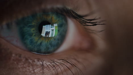Nahaufnahme-Eines-Makro-Augenbildschirms,-Der-über-Die-Iris-Beim-Nächtlichen-Online-Surfen-Nachdenkt