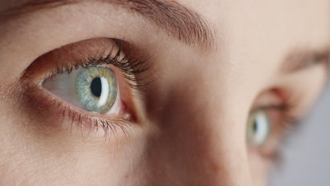 Nahaufnahme-Makro-Augen-öffnen-Schöne-Blaue-Iris-Natürliche-Menschliche-Schönheit