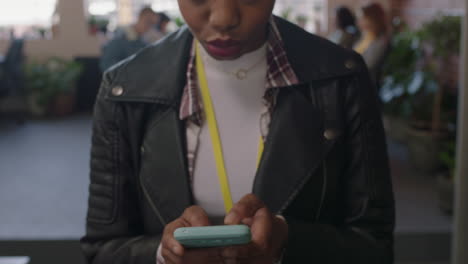 Nahaufnahme-Einer-Glücklichen-Afroamerikanischen-Geschäftsfrau,-Die-Ihr-Smartphone-Nutzt,-Um-Social-Media-Nachrichten-Zu-Durchsuchen-Und-Auf-Dem-Mobiltelefon-SMS-Zu-Schreiben,-Die-Den-Vielfältigen-Büroarbeitsplatz-Genießt.-Weibliche-Managerin-Geht-Selbstbewusst