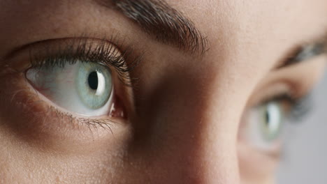 Nahaufnahme-Blauer-Augen,-Die-Schöne-Natürliche-Farben-Blinzeln,-Gesundes-Sehkonzept