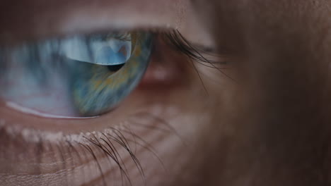 Nahaufnahme-Eines-Makro-Augenbildschirms,-Der-über-Die-Iris-Beim-Nächtlichen-Online-Surfen-Nachdenkt