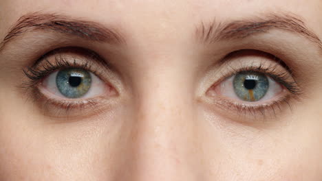 Cerrar-Ojos-Azules-Parpadeando-Hermosa-Mujer-Color-Natural-Concepto-De-Vista-Saludable
