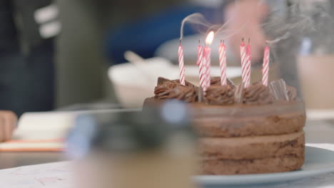 Nahaufnahme-Von-Geschäftsleuten,-Die-Eine-Geburtstagsfeier-Feiern,-Kerzen-Auf-Schokoladenkuchen-Blasen-Und-Fröhliche-Bürofeiern-An-Einem-Fröhlichen-Arbeitsplatz-Genießen