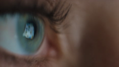 Nahaufnahme-Eines-Makro-Augenbildschirms,-Der-Die-Iris-Einer-Frau-Reflektiert,-Die-Nachts-Online-Surft