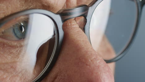 Nahaufnahme-Makro-Augen-Alte-Frau-Mit-Brille-Gesundes-Sehvermögen-Optometrie-Konzept