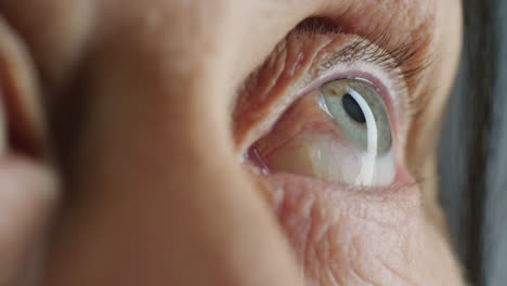 Nahaufnahme-Makroblaue-Augen-Alte-Frau,-Die-Neugierig-Aussieht,-Gesundes-Sehvermögen-Mittleren-Alters-Konzept
