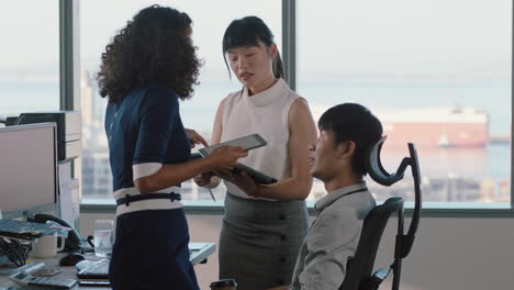Gente-De-Negocios-Trabajando-Mujer-Líder-De-Equipo-Asiático-Reuniéndose-Con-Colegas-Discutiendo-Gerente-De-Proyecto-Compartiendo-Ideas-En-Tableta-Grupo-De-Ejecutivos-Intercambiando-Ideas-En-La-Oficina