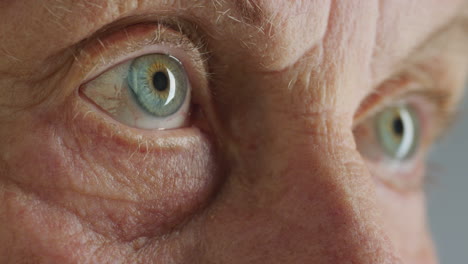 Nahaufnahme-Makroblaue-Augen-Alte-Frau,-Die-Neugierig-Aussieht,-Gesundes-Sehvermögen-Mittleren-Alters-Konzept