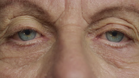 Makro-Nahaufnahme-Schönheit-Augen-Alte-Frau-Mit-Blauer-Iris-Blinkt