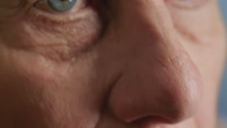Makro-Schönheit-Augen-ältere-Frau-Sieht-Müde-Aus,-Nahaufnahme-Müdigkeit