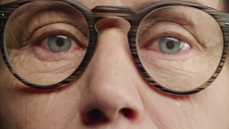 Nahaufnahme-Der-Augen,-Faltige-Alte-Frau-Mit-Brille,-Alternde-Schönheit,-Gesundes-Sehkonzept