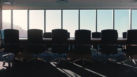 Leerer-Sitzungssaal-Des-Unternehmensbüros,-Moderner-Konferenzraum-Mit-Blick-Auf-Die-Stadt-Bei-Sonnenuntergang,-4K-Videos