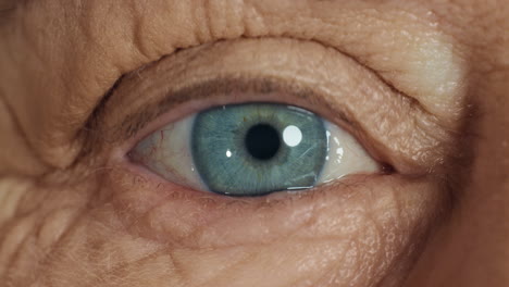Nahaufnahme,-Blaues-Auge,-Alte-Frau,-Blinkend,-Makroalterung,-Schönheits-Optometrie-Konzept