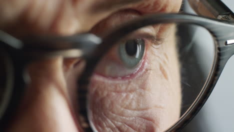 Cerrar-Macro-Ojos-Anciana-Con-Gafas-Vista-Saludable-Concepto-De-Optometría