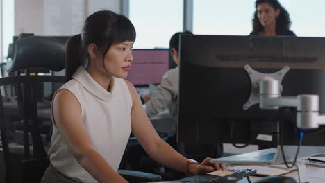Asiatische-Geschäftsfrau-Nutzt-Computer-Im-Büro-Mit-Teamleiterin,-Die-Projektdokumente-Für-Unternehmensprojekte-Teilt