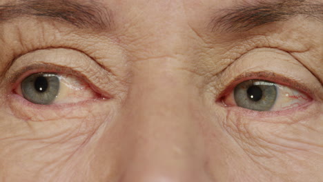Makro-Nahaufnahme,-Blaue-Augen,-Alte-Frau,-Blinzelnd,-Gesundes-Sehvermögen-Konzept