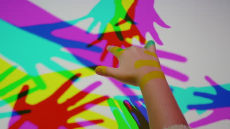 Bunte-Hände,-Verspielte-Finger,-Die-Die-Regenbogenkultur-Feiern,-Kreative-Globale-Gruppe,-Fröhliches-Multikulturelles-Feier-Gleichheitskonzept